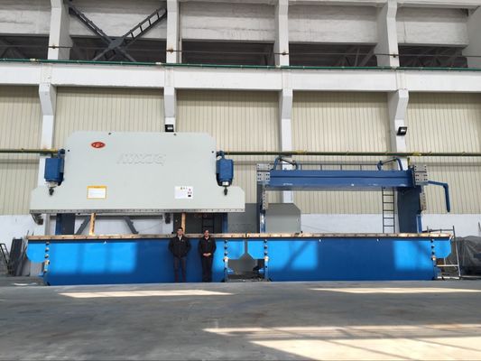 4 + 1 trục CNC Hydraulic Press Brake với bộ điều khiển Delem DA53T cho 135 tấn cong kim loại