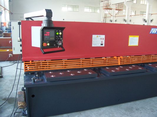 Trọng lượng máy thay đổi từ 2000kg đến 10000kg Máy cắt thủy lực CNC Q235 hoặc Q345 Thép mềm Máy cắt thủy lực