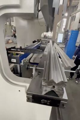 Máy ép thủy lực màu xanh, máy uốn tôn dày 3mm, dài 3000mm cho người dùng Nga