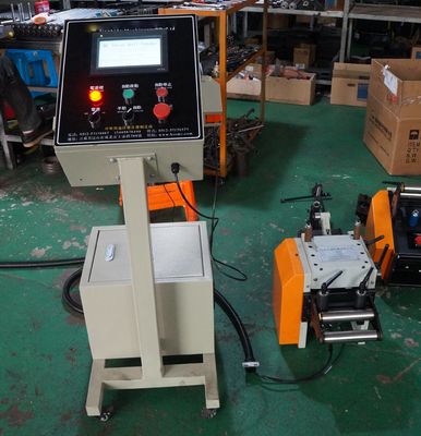 Thiết bị cấp bơm 200 tấn được thiết kế để xử lý trọng lượng cuộn 5 tấn phù hợp với các ứng dụng công nghiệp hạng nặng