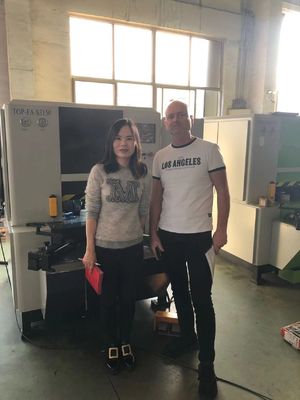 Khóa cửa hoặc tủ châu Âu góc góc máy tạo hình CNC tạo hình cắt một lần